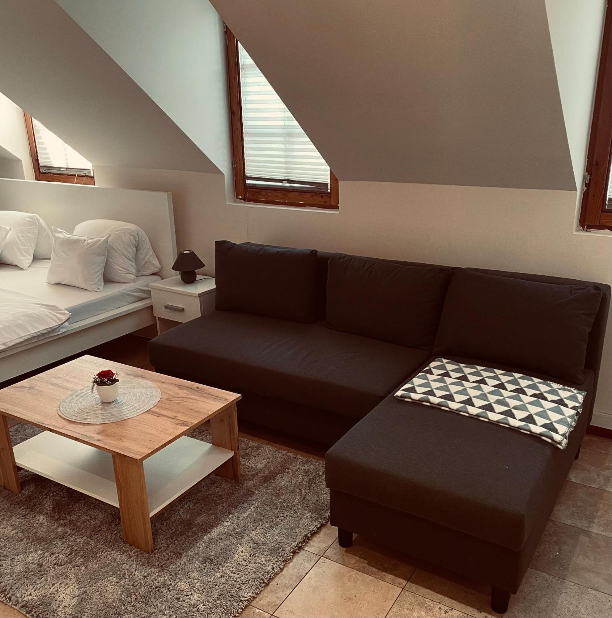 Downtown Apartments Deluxe Дьёр Экстерьер фото